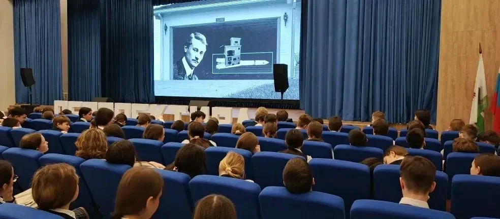 🚀 Космическое кино: смотрим и вдохновляемся! В преддверии Дня космонавтики (12 апреля) для учеников 