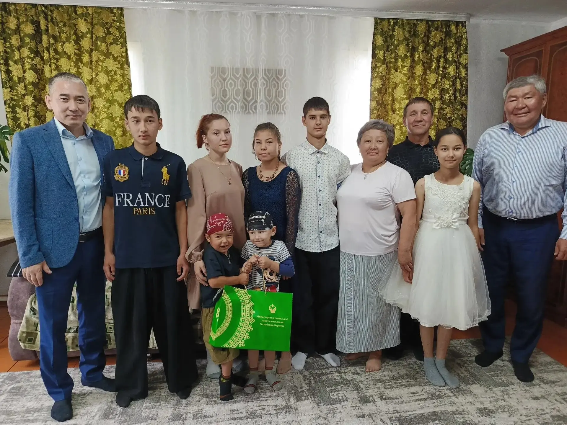 ❤️ Десять детей. Многодетная семья из Хоринского района стала примером замещающего роди...