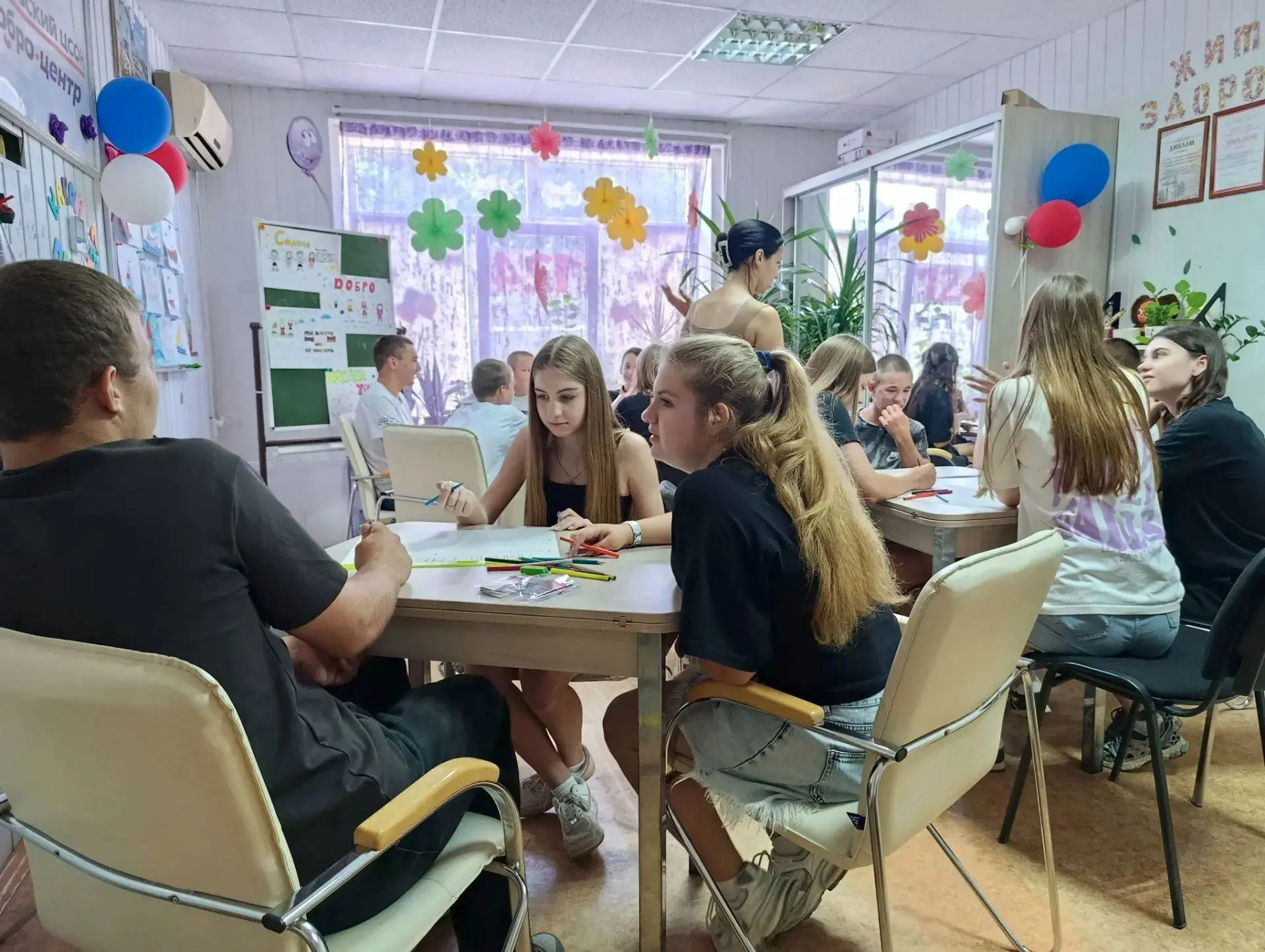 В честь празднования международного дня Дружбы в ГБУ СО «Октябрьский ЦСОН» прошло мероп...