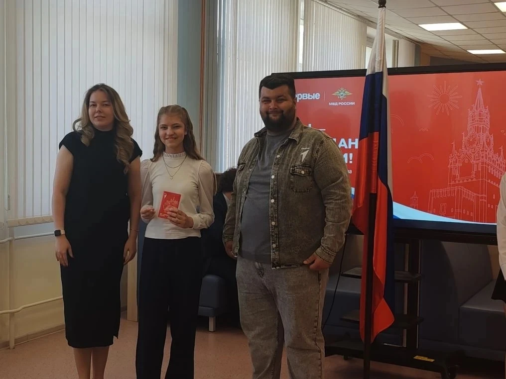 ✨ Торжественный момент взросления: новые граждане России!  Быть гражданином своей страны — это не то