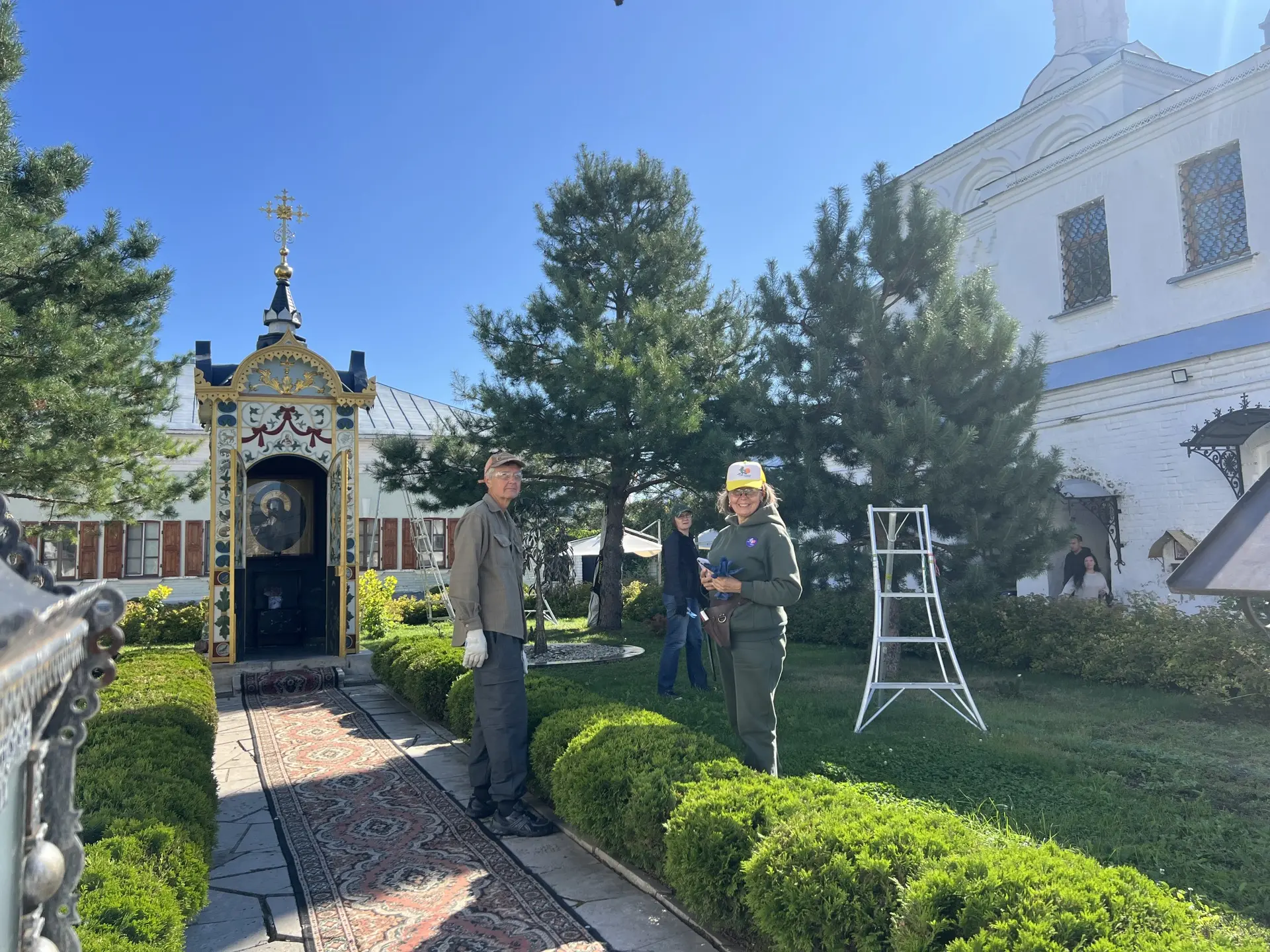 Сегодня с архитекторами деревьев трудимся в Благовещенском монастыре.