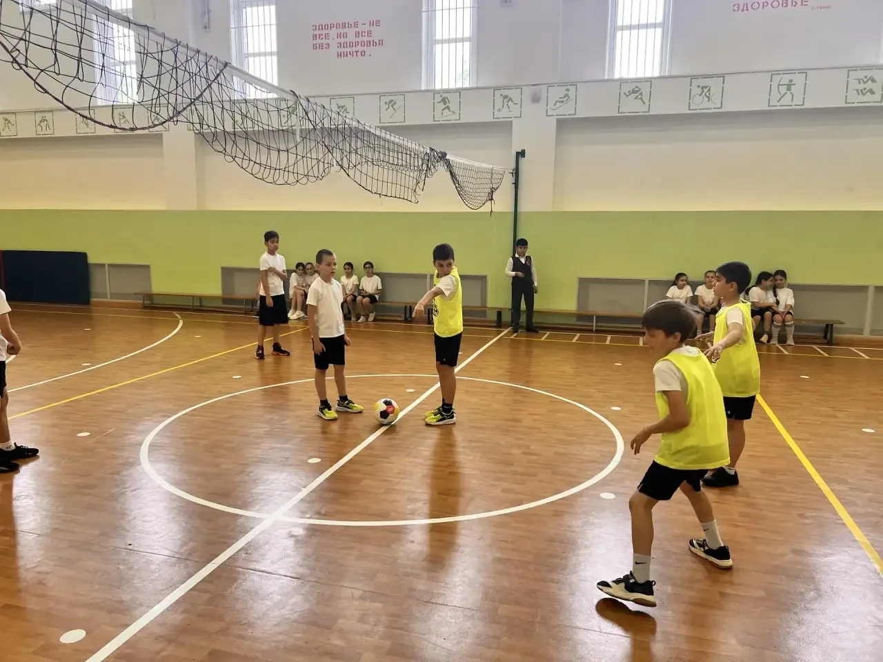 ⚽️ Футбольный день самоуправления: ученики стали игроками и судьями  Сегодня в нашей школе прошёл де
