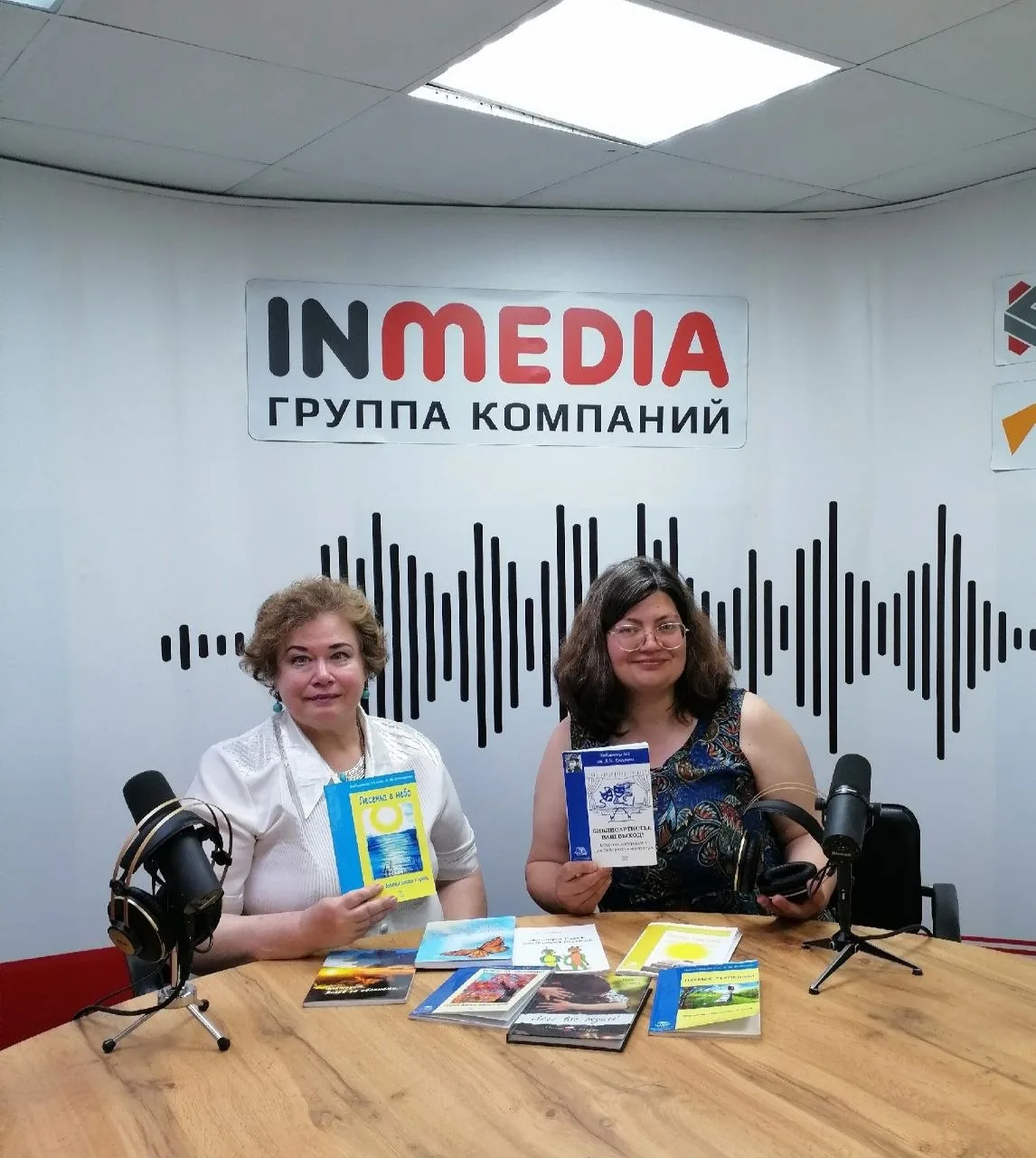 Хотите окунуться в мир слова и вдохновения? 📒
В авторской программе Ксении Шамовой на радио «Киров 