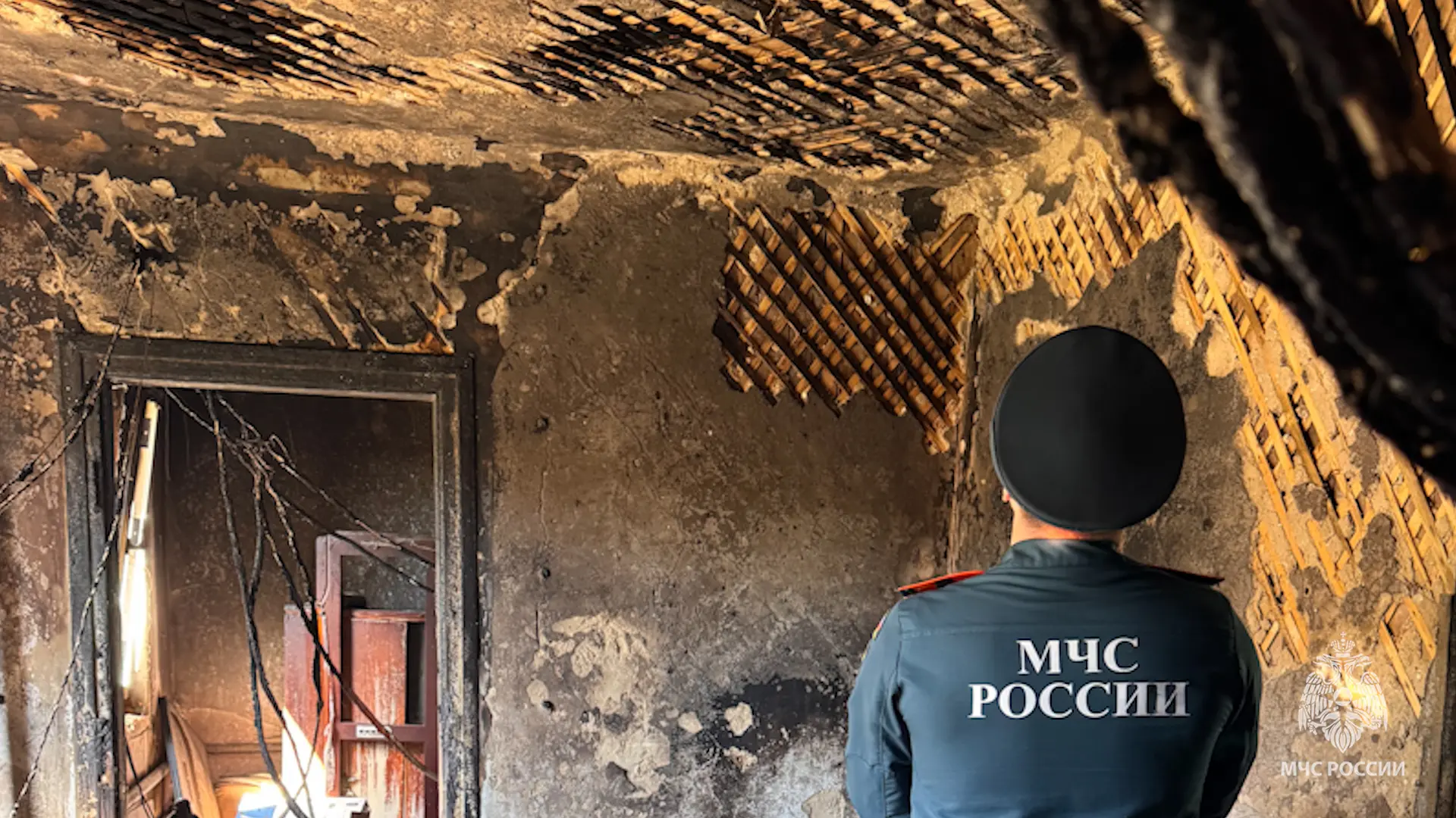 Свердловские спасатели ликвидировали пожар в частном секторе  Возгорание произошло ранним утром на у