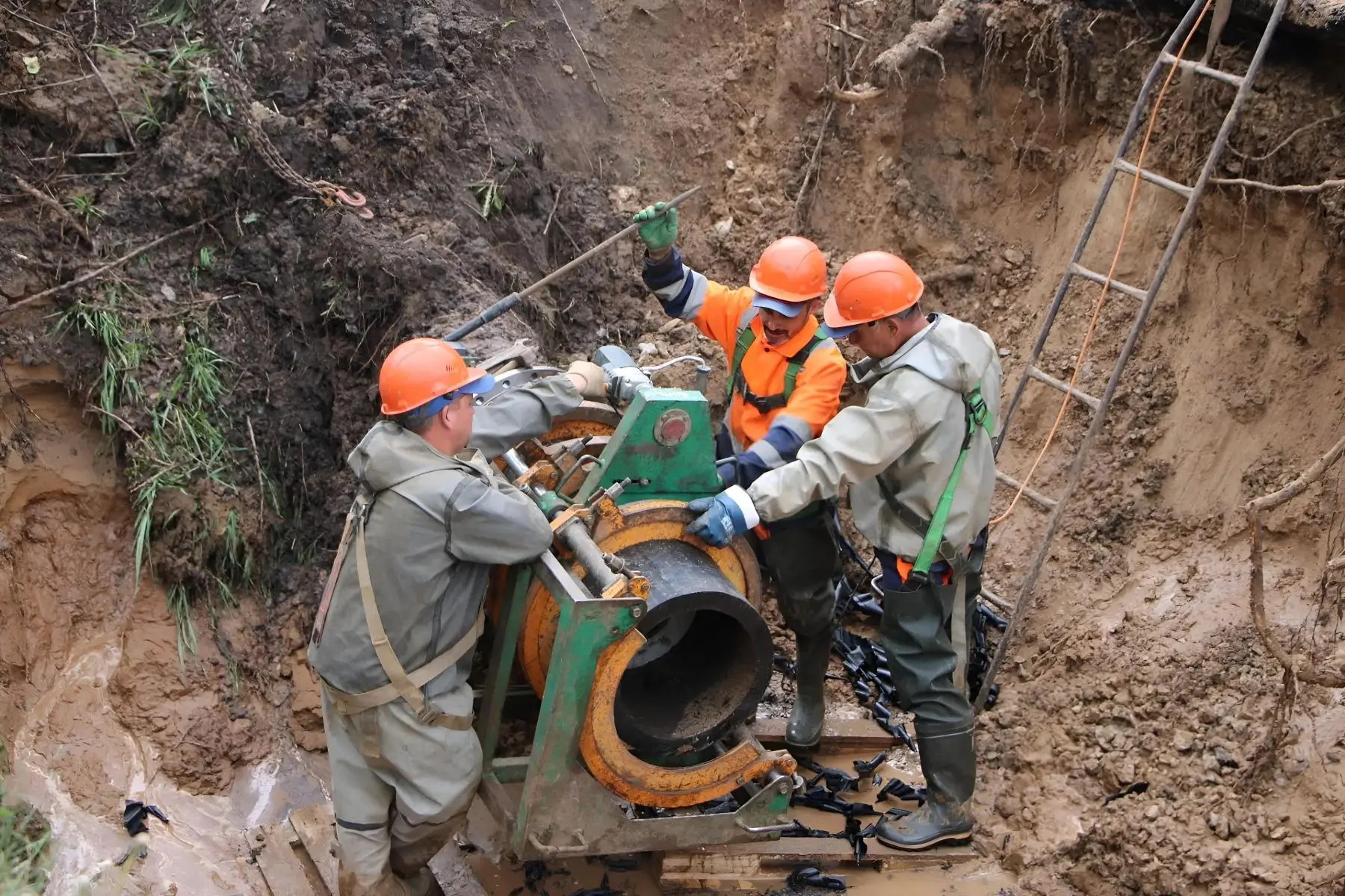 👷‍♂️Выполняем аварийно-восстановительные работы на водопроводе 1994 года постройки на улице Ноксинск