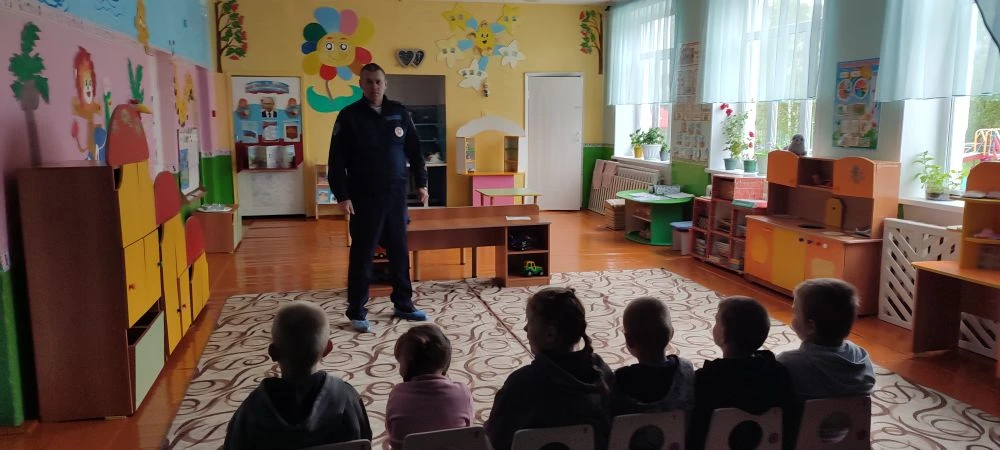 20 мая в старшей группе  "Звёздочки " прошла встреча с лейтенантом полиции Кобелевым Д. В., на котор