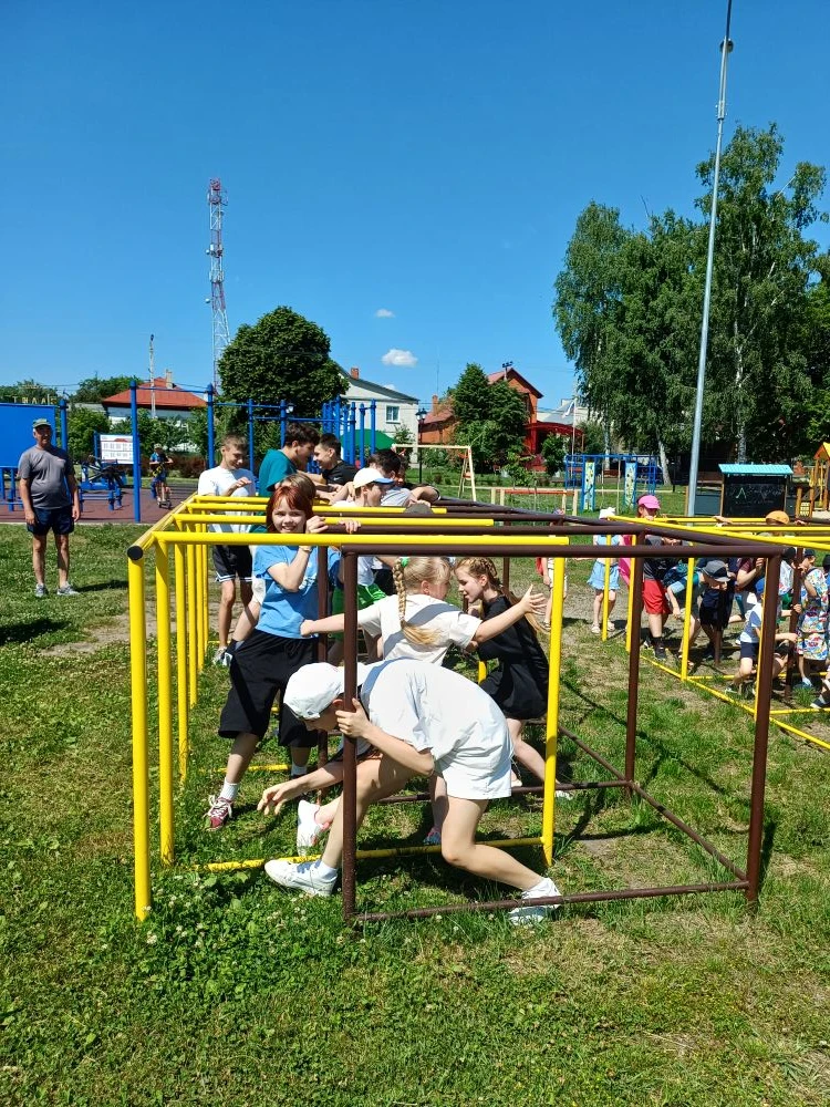 Сегодня на стадионе «Салют» состоялся спортивный квест под названием «Быстрые, ловкие, смелые и умны