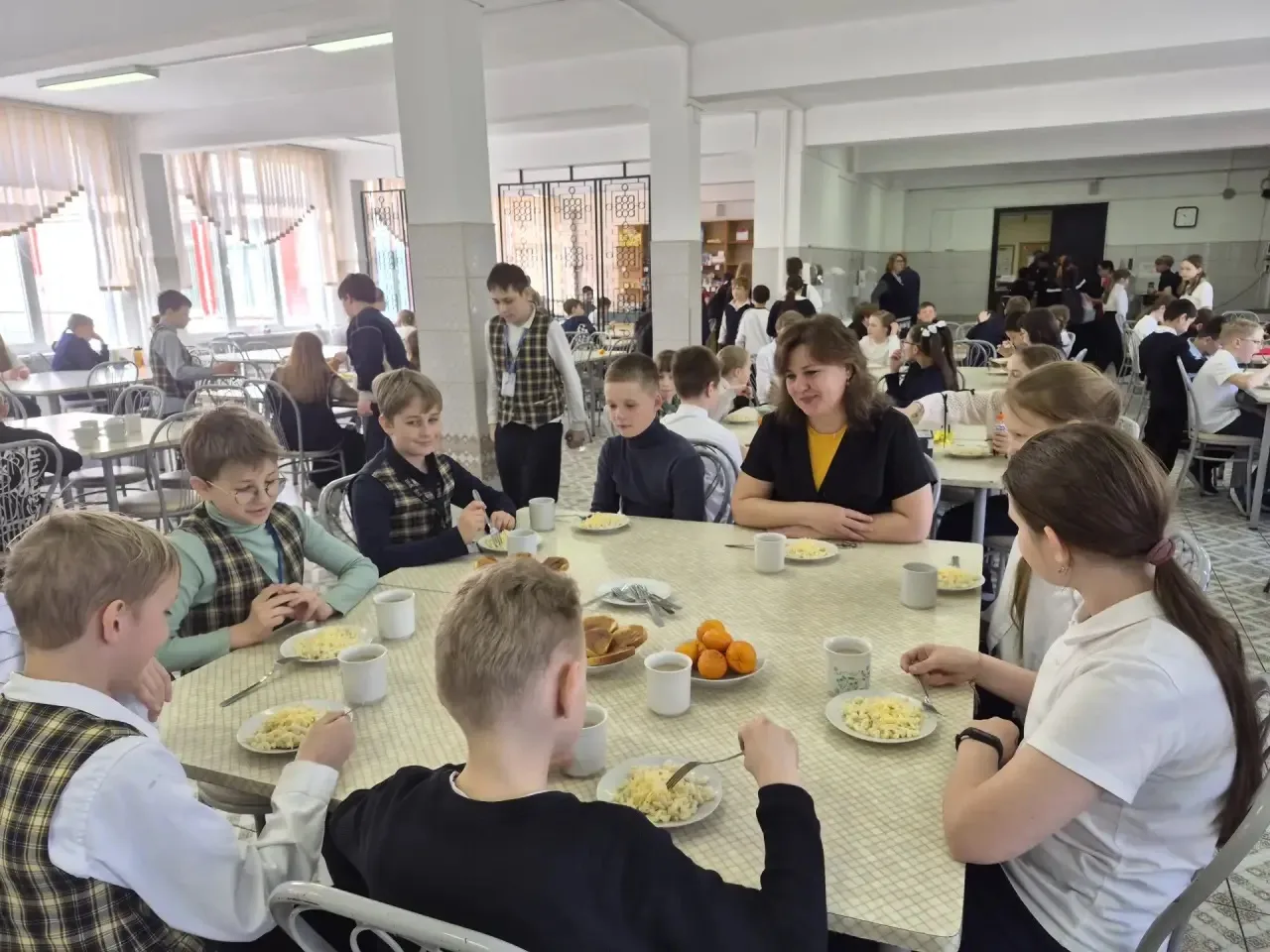 🥐☕️ Утро началось со вкусом: в нашей школе прошёл «Завтрак с директором»!  Сегодня в школьной столов