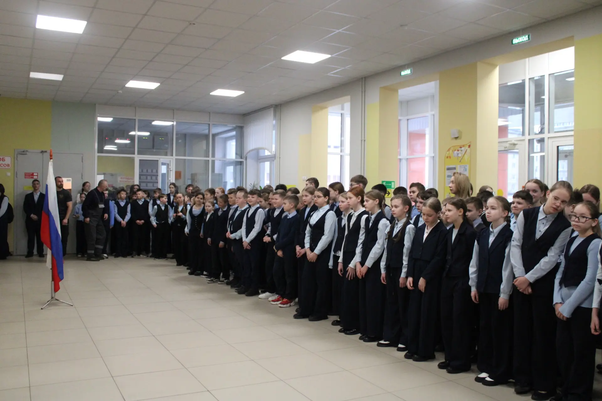 🇷🇺ТОРЖЕСТВЕННАЯ ЛИНЕЙКА🎉  📍Сегодня, 6 апреля, в нашей школе состоялось важное событие — первая ежене
