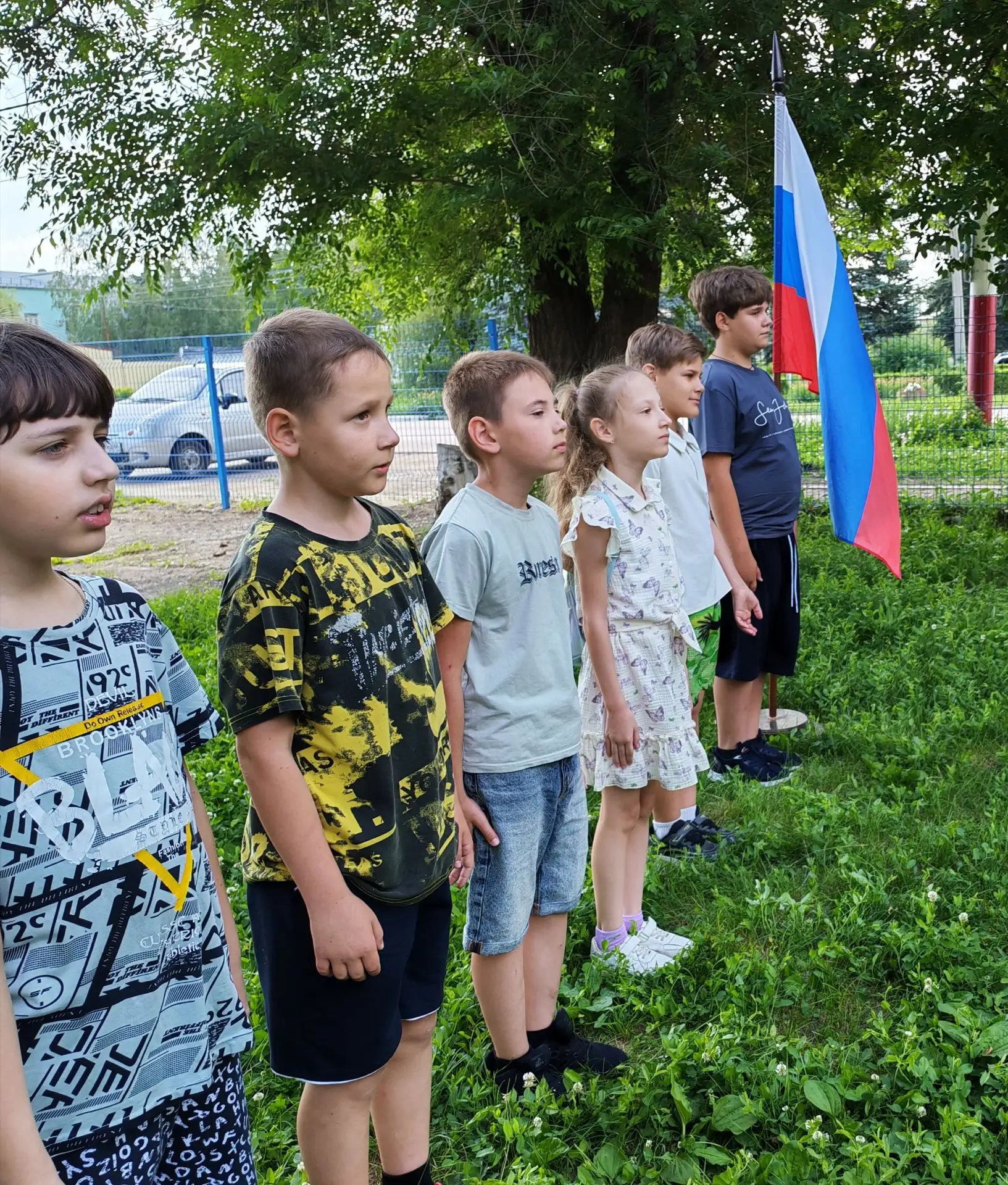 Новая неделя летней досуговой площадки при МОУ-СОШ с. Подлесное началась с исполнения гимна участник