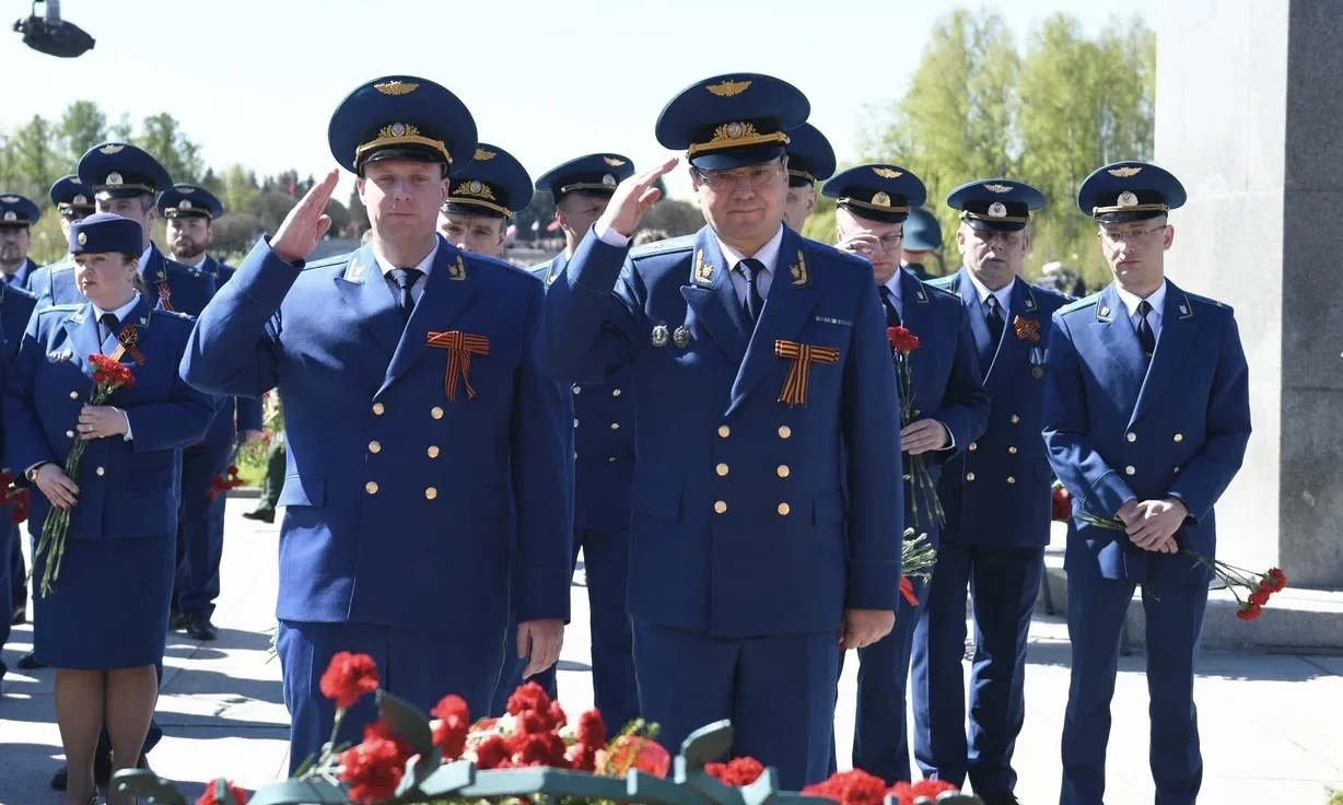 К подножию монумента «Мать-Родина» возложили цветы и венки в канун 81-летия Великой Победы  🎗️На Пис