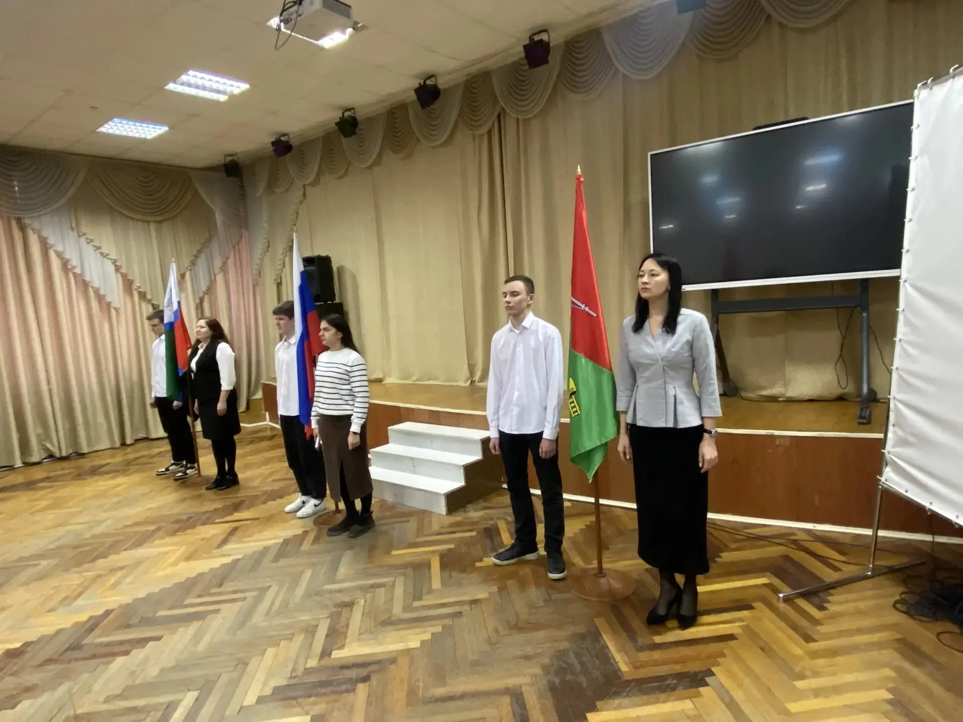 🇷🇺 Утро 9 февраля для учащихся педагогического класса началось с торжественного поднятия флагов и 