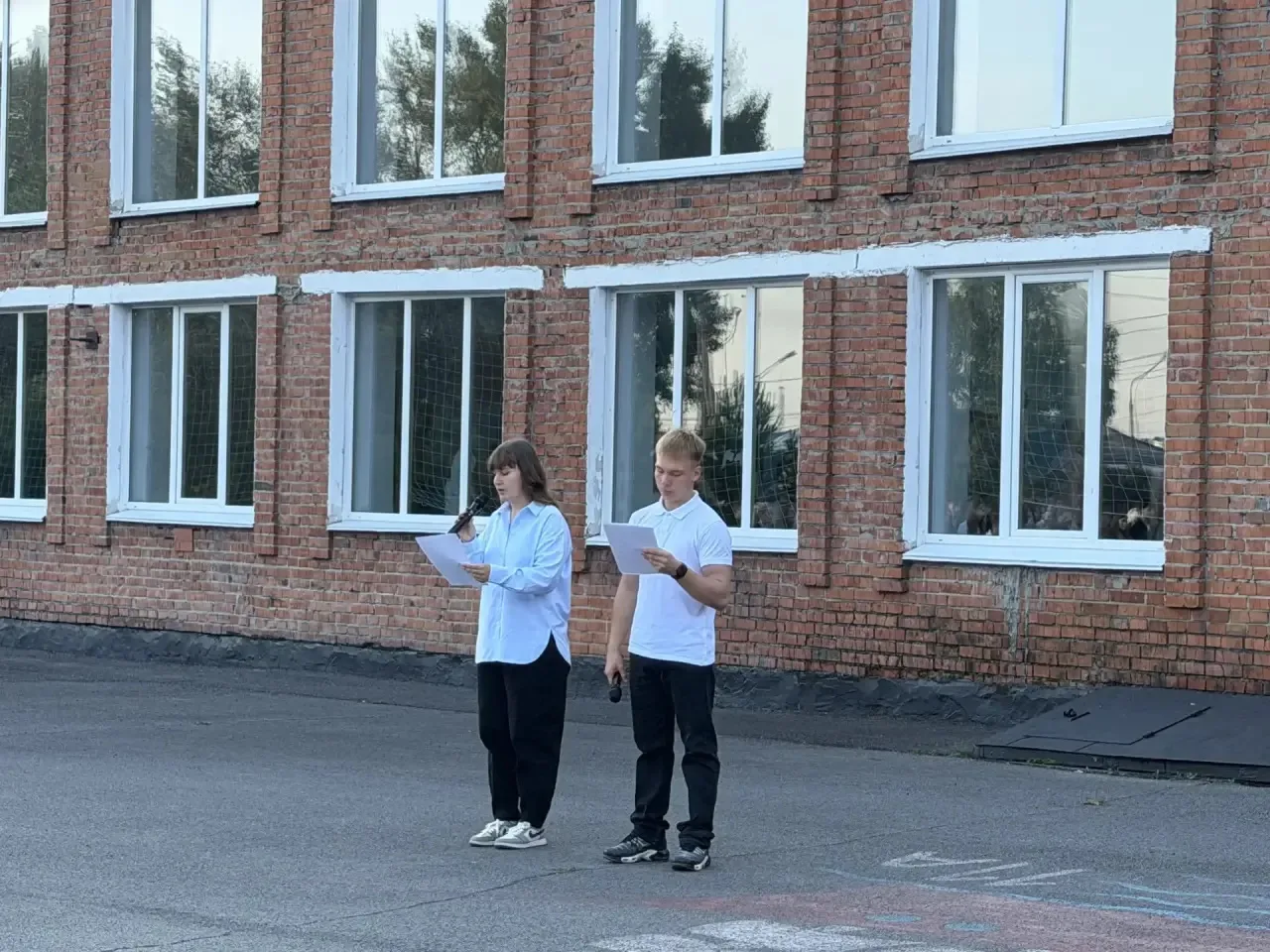 Общешкольная линейка и классный час  «Разговор о важном»: память сильнее времени