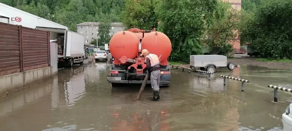 🌊Красноярск поплыл после дождя

Устранять потопы на городских улицах вышла откачивающая техника. 

