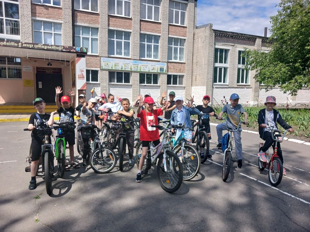 Велосипедисты, на старт! 🚴‍♀️
Сегодня в нашем школьном лагере «Русич» было по-настоящему жарко! 🔥 