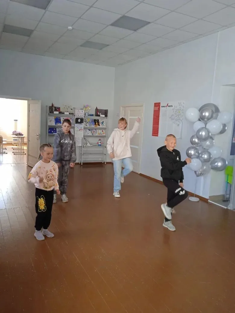 🌞 "Мы единая Россия!"

Утро выдалось свежим, но бодрящая зарядка зарядила всех энергией! ❄️💪

А да