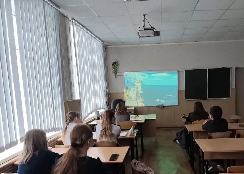 🇷🇺18 марта, в День воссоединения Крыма с Россией, в МБОУ СОШ с. Тербуны прошли классные часы "Россия