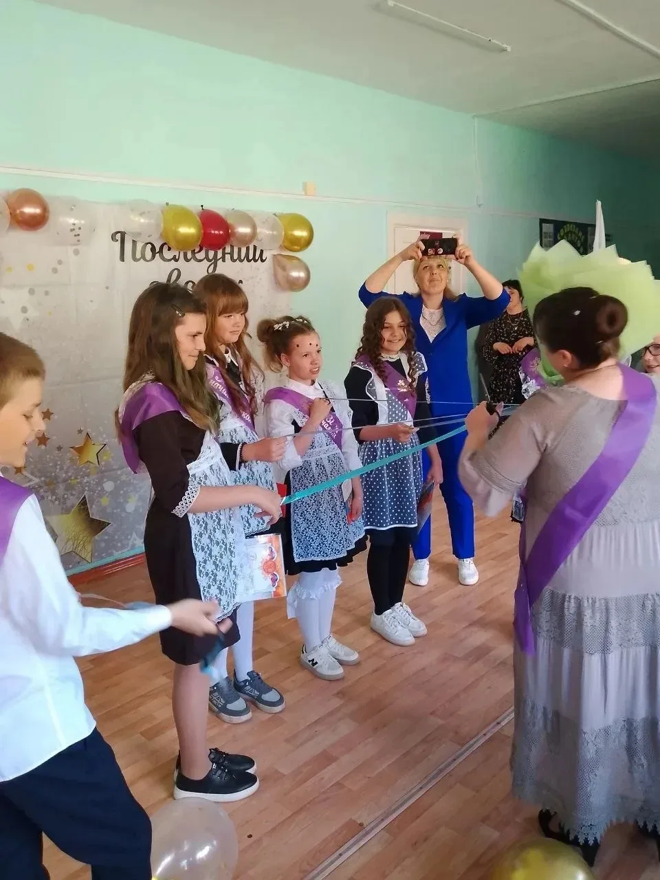 В Березовской школе отзвенели последние звонки. Два дня — две совершенно разные истории.