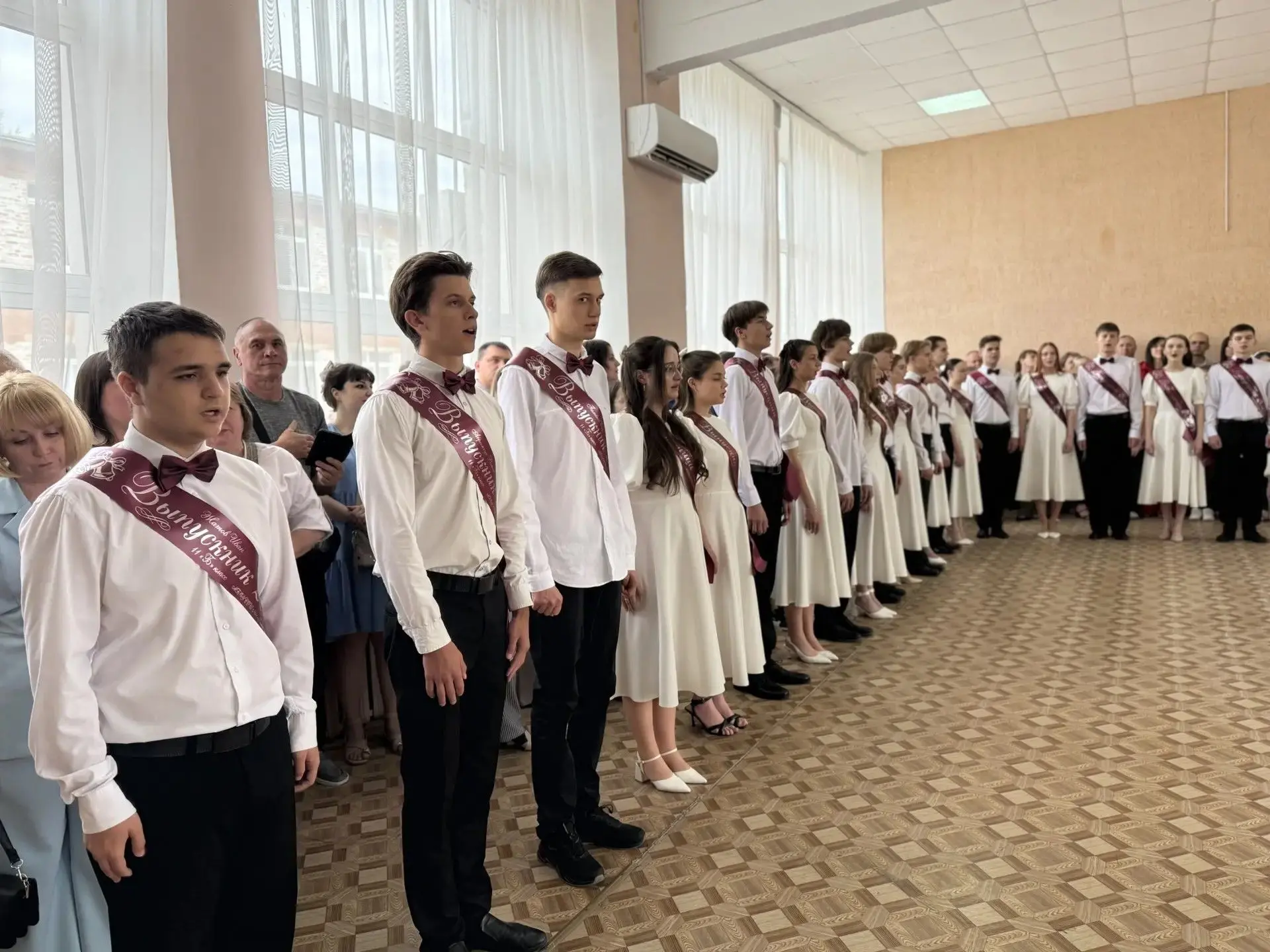 🔔Последний звонок в школе № 11 — море улыбок, слёзы радости и море цветов! 💐Сегодня наши одиннадца