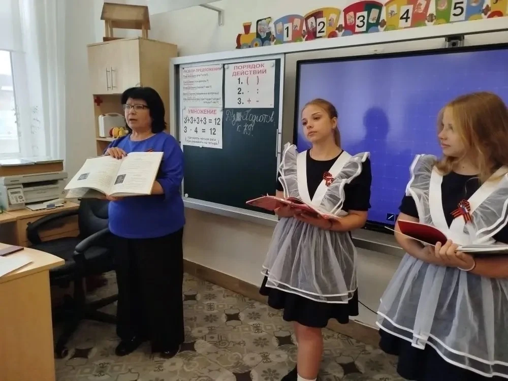 🇷🇺 В начальной школе прошла акция «Бессмертный книжный полк» 🪖📚  В младших классах школы состоялось 