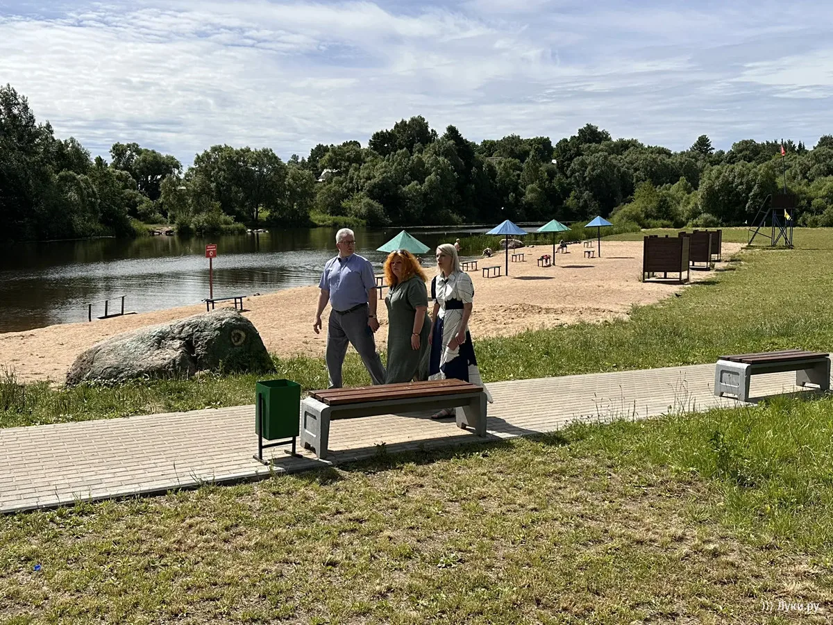 🏖️ На городском пляже в Великих Луках продолжается контроль качества благоустройства