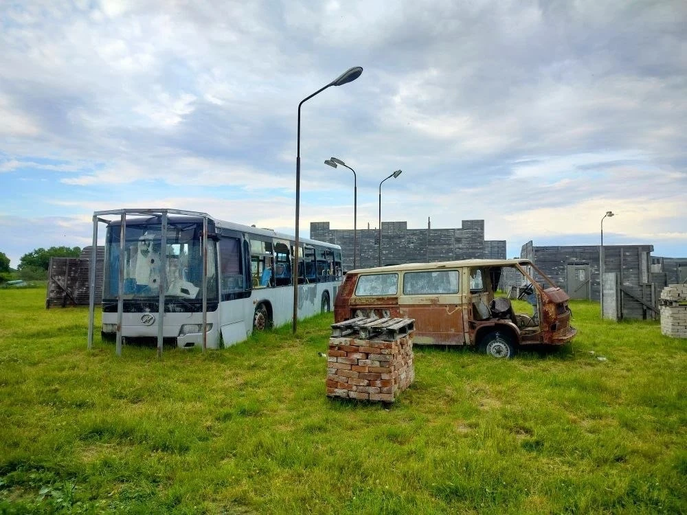 Добрый день☀
 7 июня 3 класс "В" съездил в увлекательную поездку в пейнтбол и лазертаг клуб "Западны
