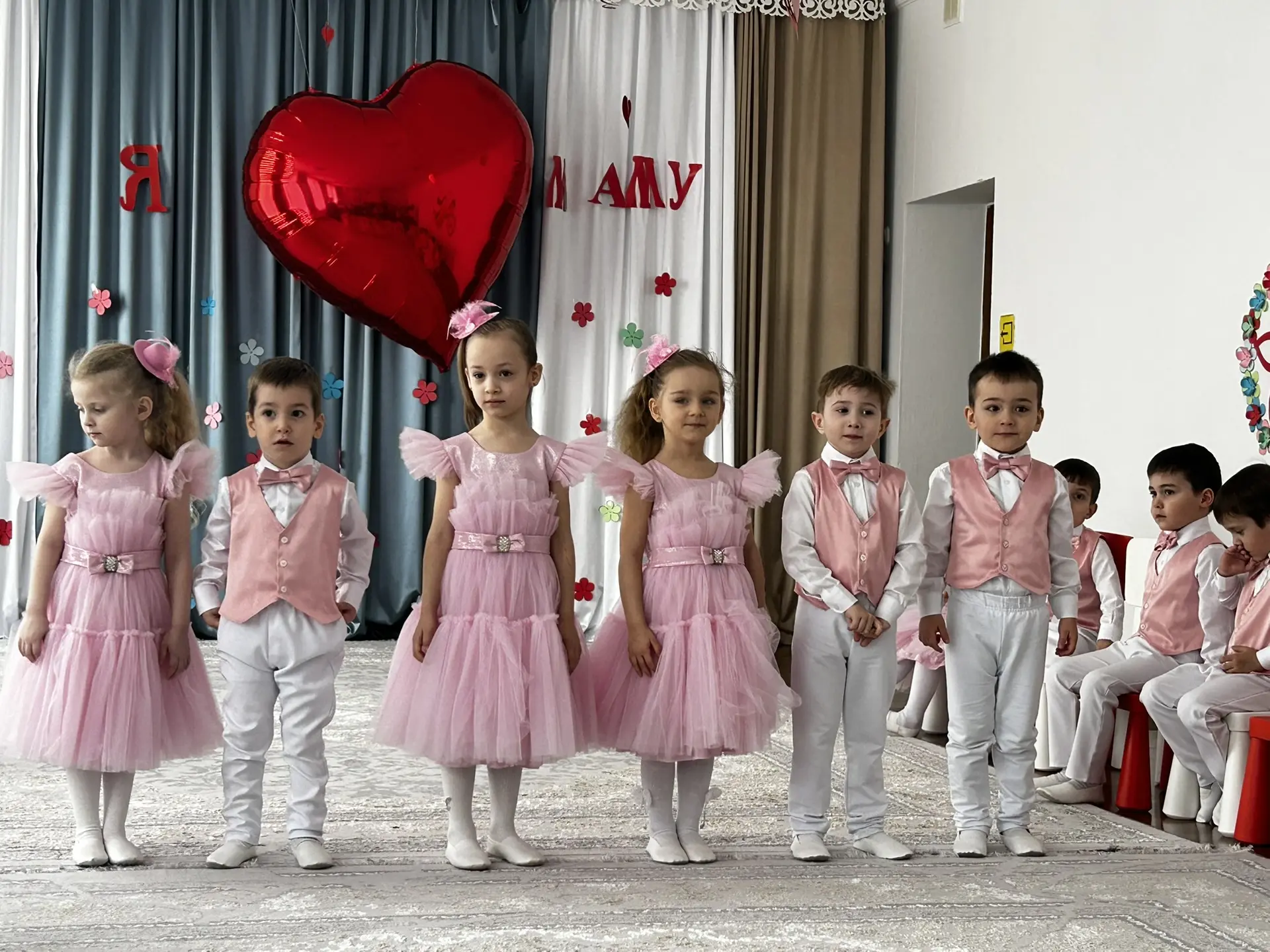 Весенний утренник гр. «Лучики» 🌷🌸🌹воспитатели:Кариева Т.И.,Тангиева Э.С. Муз.рук.:До...