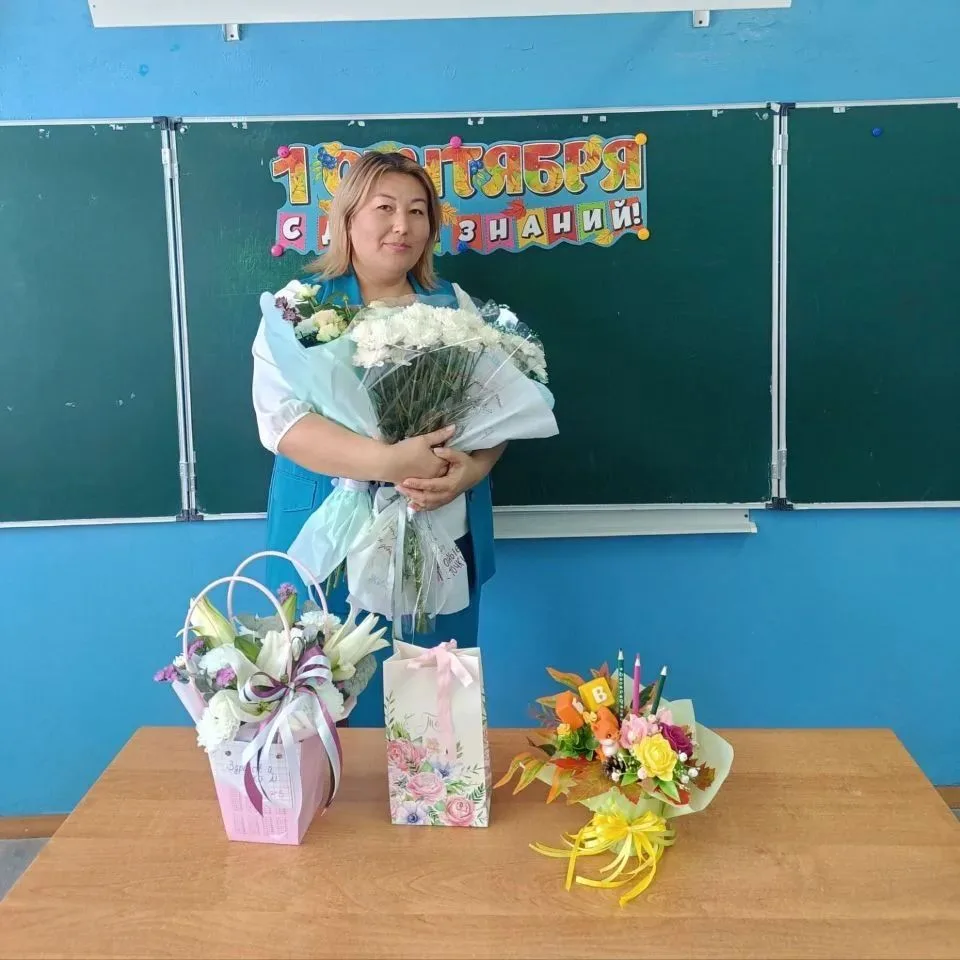 Сегодня мы поздравляем с Днем рождения учителя русского языка и литературы Ляззат Жумаб...