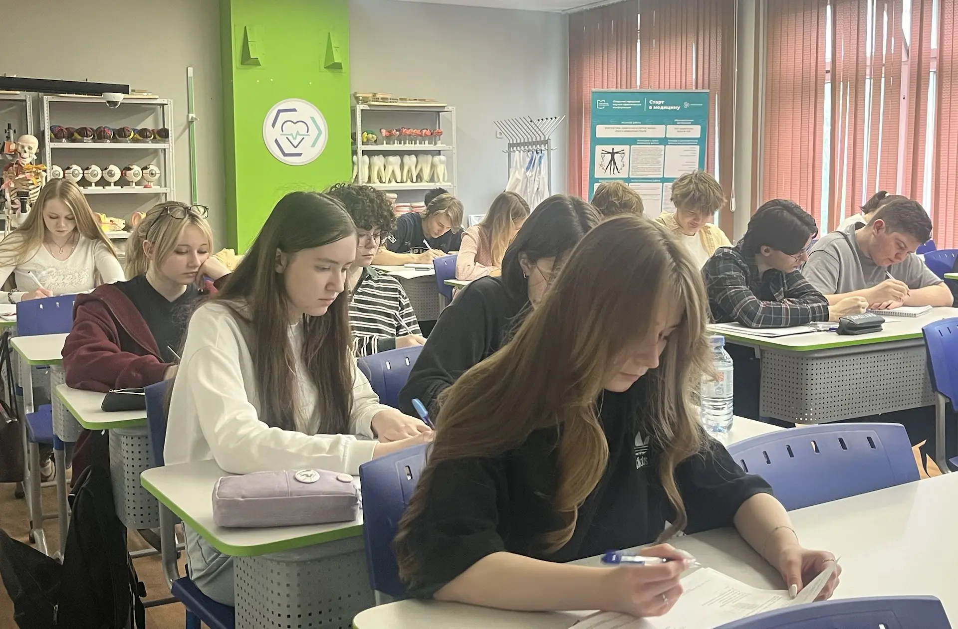 📚Продолжаем знакомить вас с учебными буднями!  В преддверии экзаменационной поры мы побывали на урок
