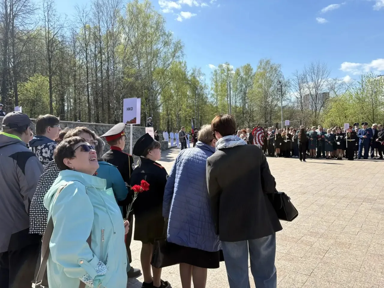 Ежегодно наша школа принимает участие в торжественном возложении цветов к мемориалу «Скорбящая». Сег