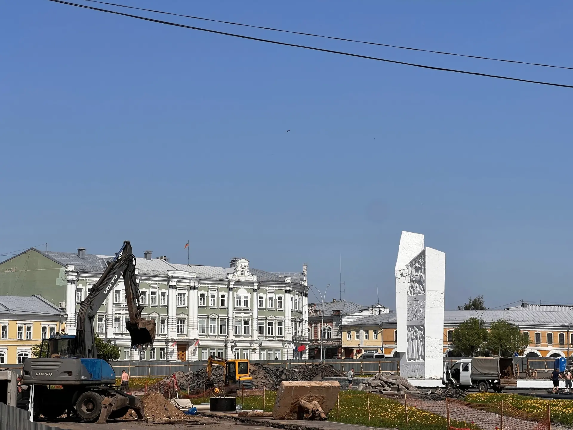 На площади Революции практически все перекопано - работа под присмотром главы администрации кипит...