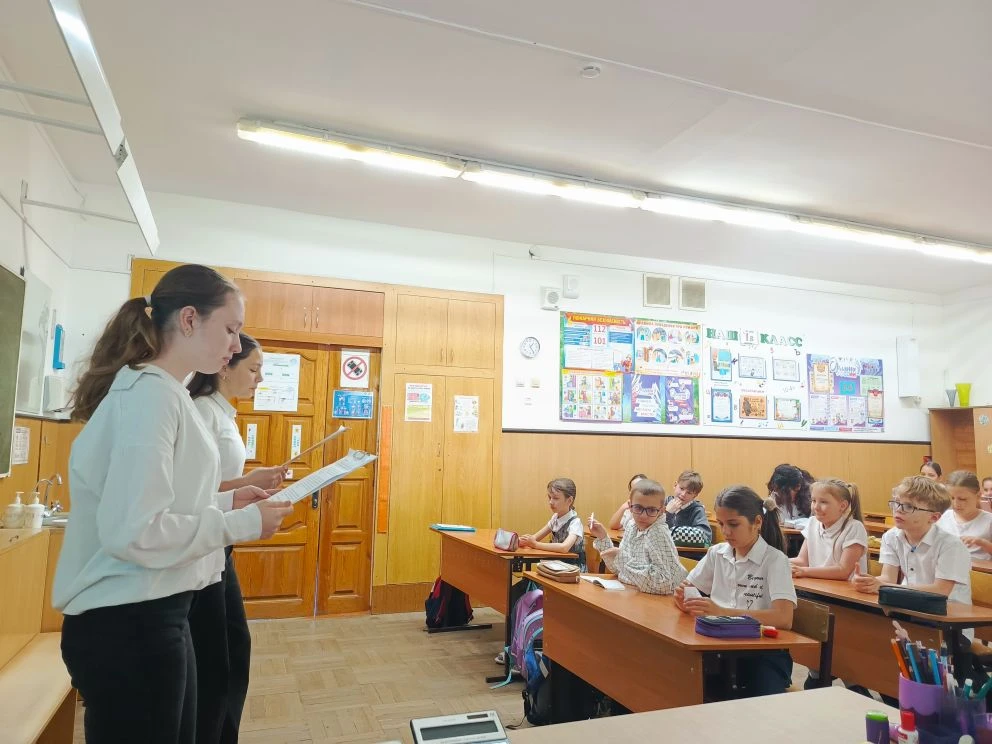 **День детских общественных организаций России**  Советник директора, активисты Движения Первых и во