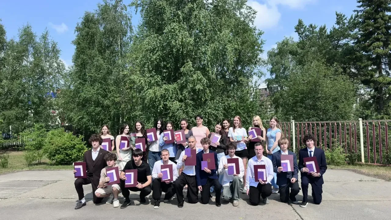 В Барсовской СОШ №1 прошло вручение аттестатов для 9-х и 11-х классов. Смотреть на ребя...