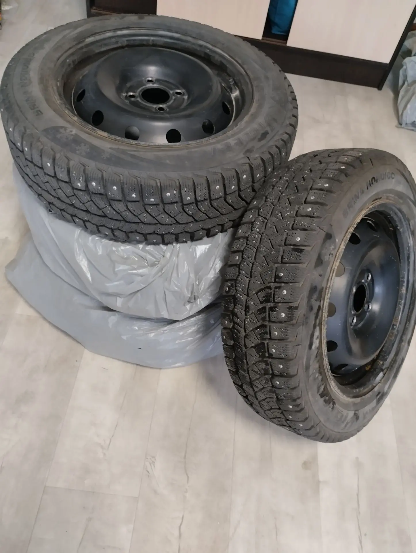 Продам шины с дисками зимние, шипованые 185. 65 R15,  была в использовании один сезон н...