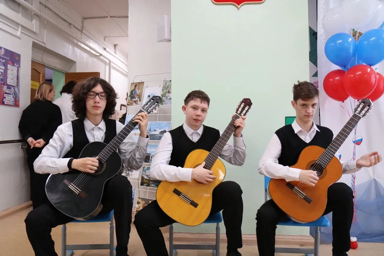 Как связаны производительность труда и удовлетворённость жителей? 🏫  Напрямую! И наша работа в Холмс