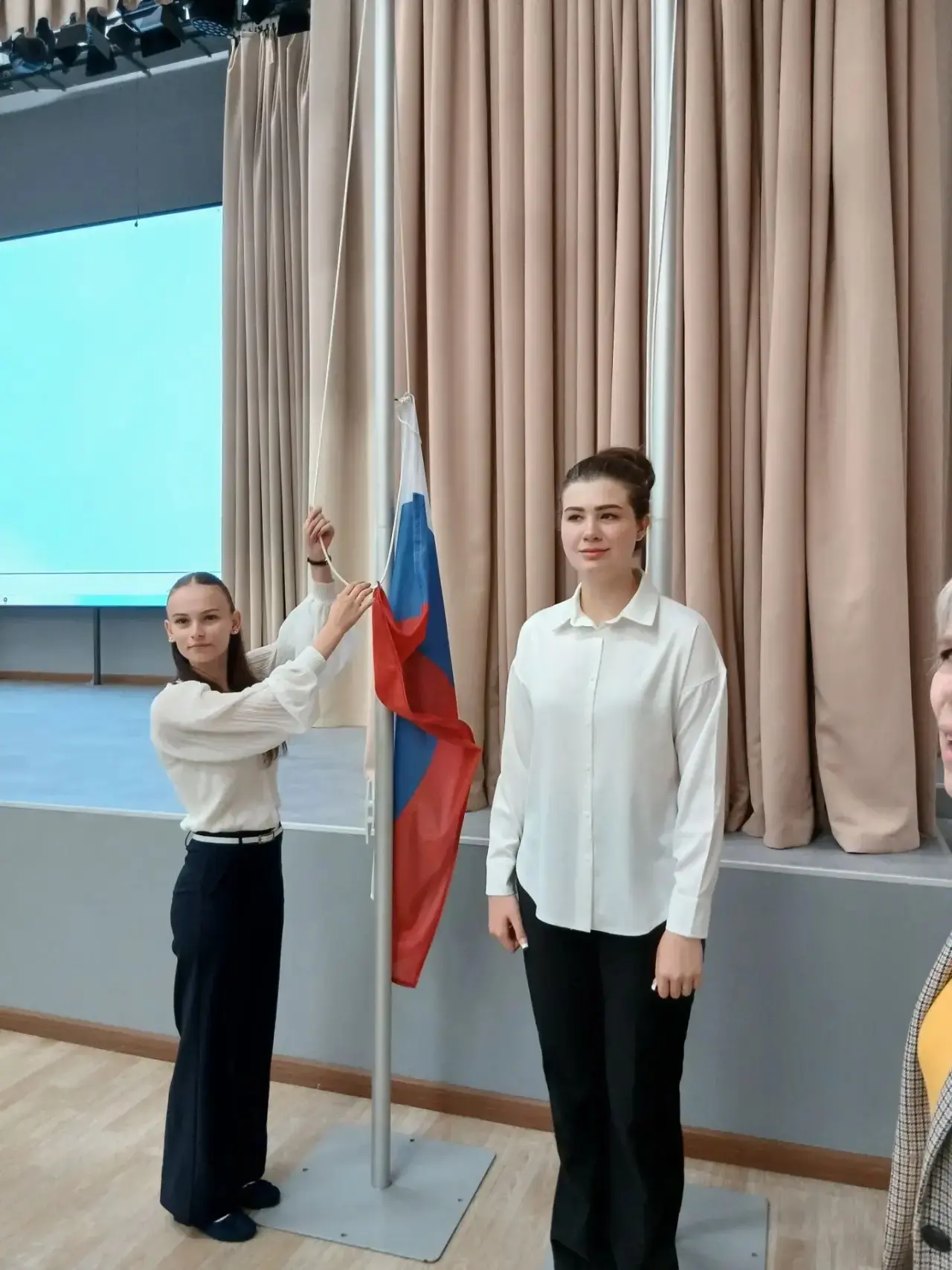 ПЕРВАЯ ТОРЖЕСТВЕННАЯ ЛИНЕЙКА В НОВОМ УЧЕБНОМ ГОДУ 🇷🇺
