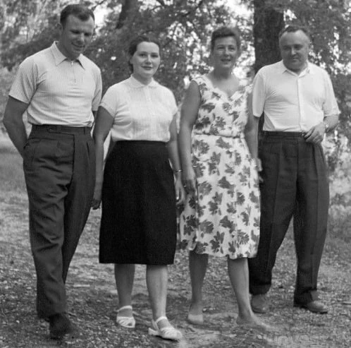 Юpий и Валентина Гагapины, Сepгей и Нина Королёвы на прогулке

1961 г.

🫶Ностальгия СССР