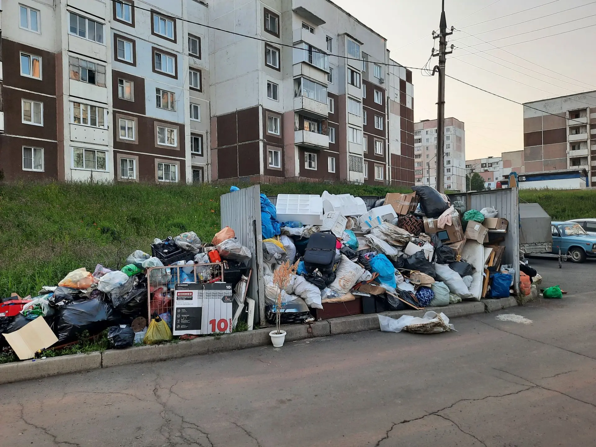 Снова огромная куча мусора рядом с домом 33 по улице Мечтателей. Уже с характерным запашком вокруг. 