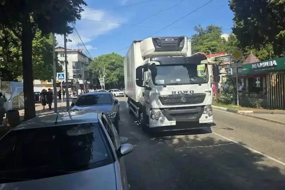 😨 Грузовик насмерть сбил пенсионерку в Лазаревском районе