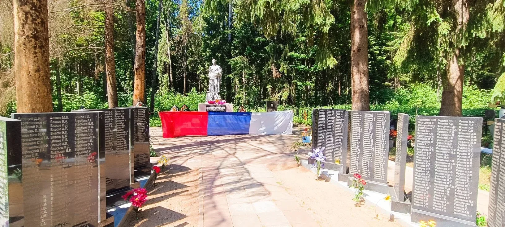 🤍💙❤Моя Россия начинается здесь…

🎗️В преддверии Дня России, в селе Алексино у братского захоронен