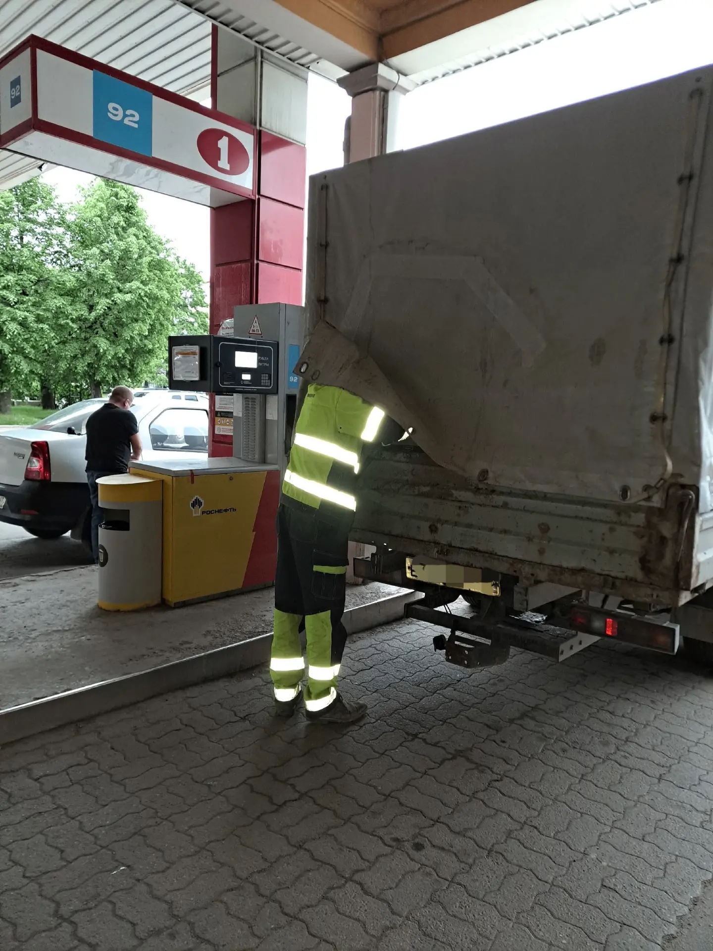 Поздравляю, заправка Роснефть отказалась заправлять бензобак лодочного мотора, просто выключили коло