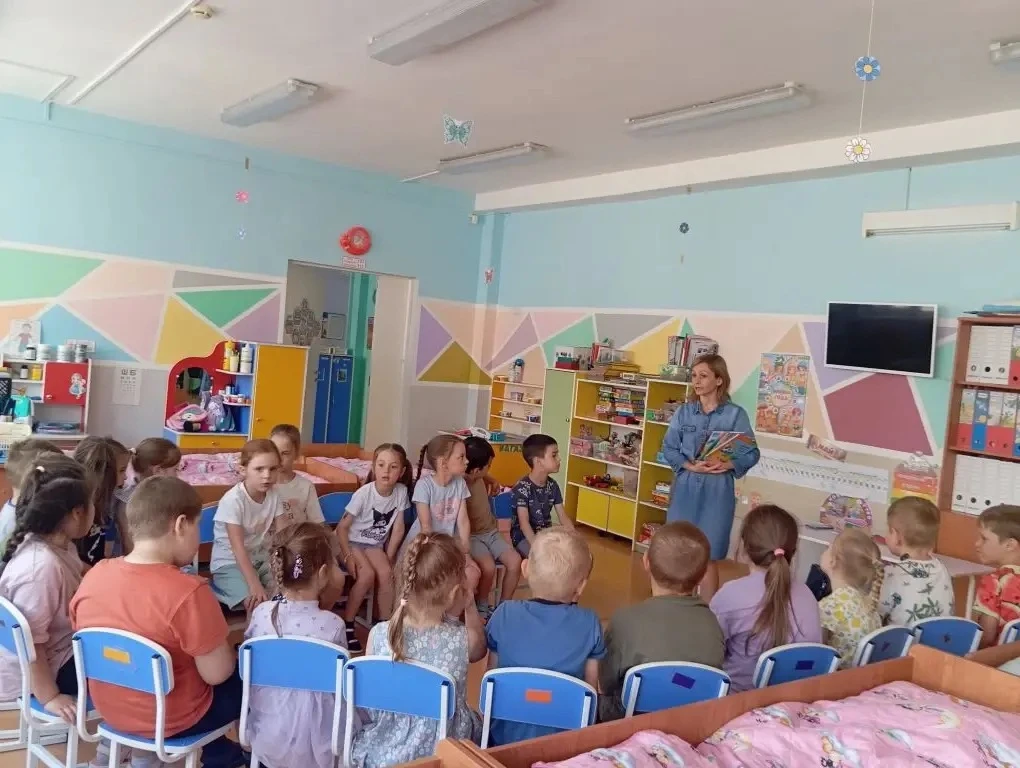 СКАЗКА К НАМ ПРИХОДИТ

Сегодня в группу «Радуга» заглянул настоящий сказочный гость — библиотекарь! 
