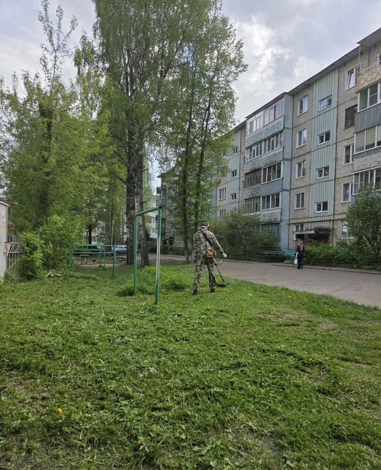 Начался сезон покоса травы! 🌿

Наш специалист-косарь уже активно работает на придомовых территориях