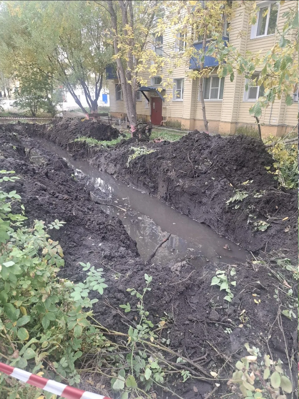 Огромную траншею раскопали и бросили ресурсники прямо перед подъездами на проспекте Мир...