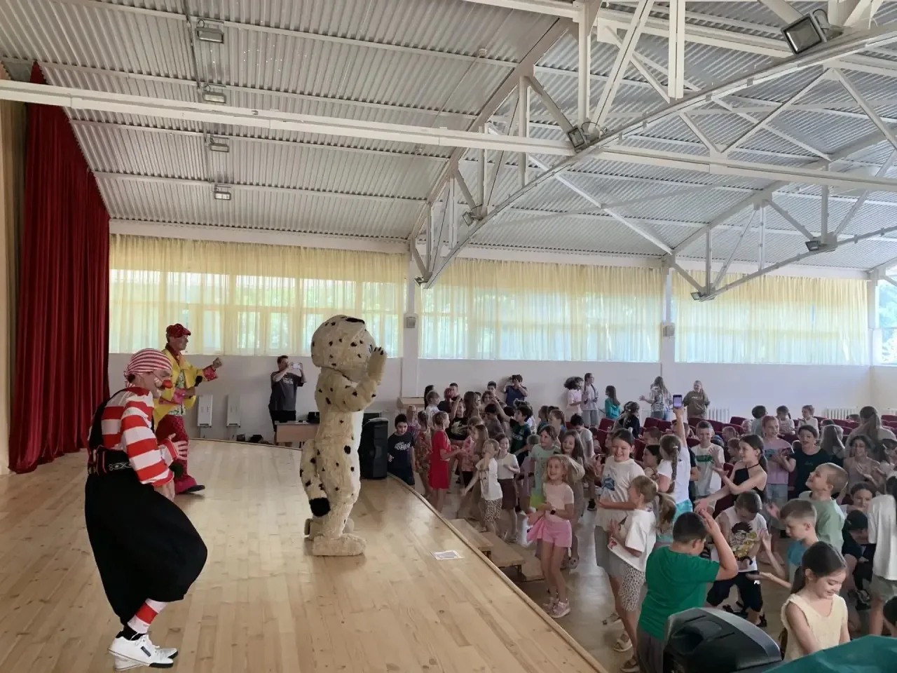 «Школа клоунов» в гостях у «Весёлого улья»! 🤡🎪

Сегодня в нашем лагере было по-настоящему цирковое