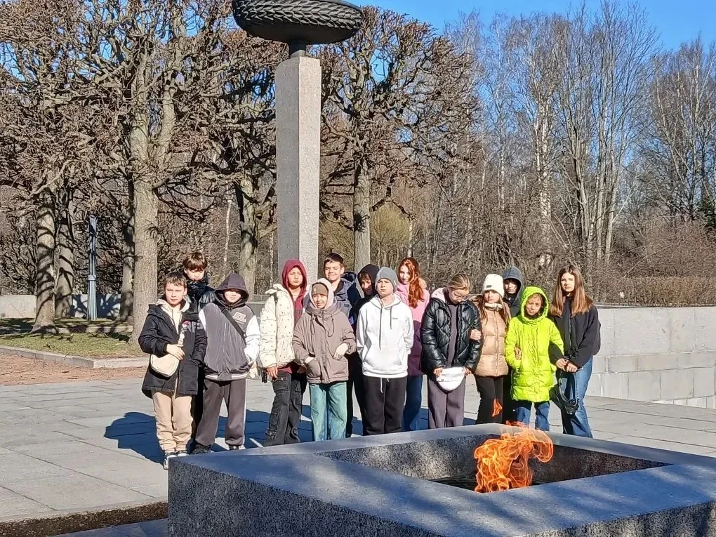 **Заметки путешественников**  Мы продолжаем делиться новостями из Санкт-Петербурга! Лицеисты с увлеч