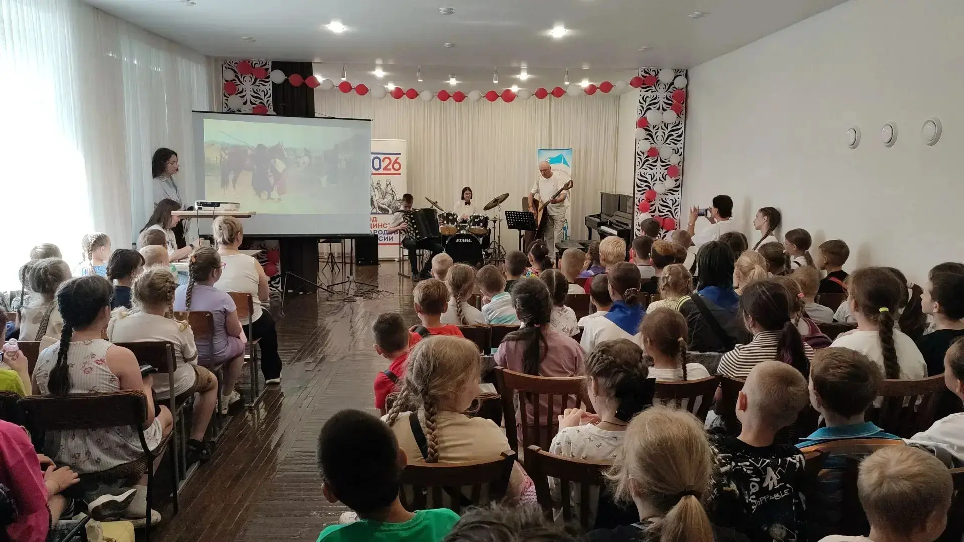 🎹 В гостях у музыкантов

✔️Воспитанники лагеря школы №8 «Содружество Орлят» побывали в Школе искусс