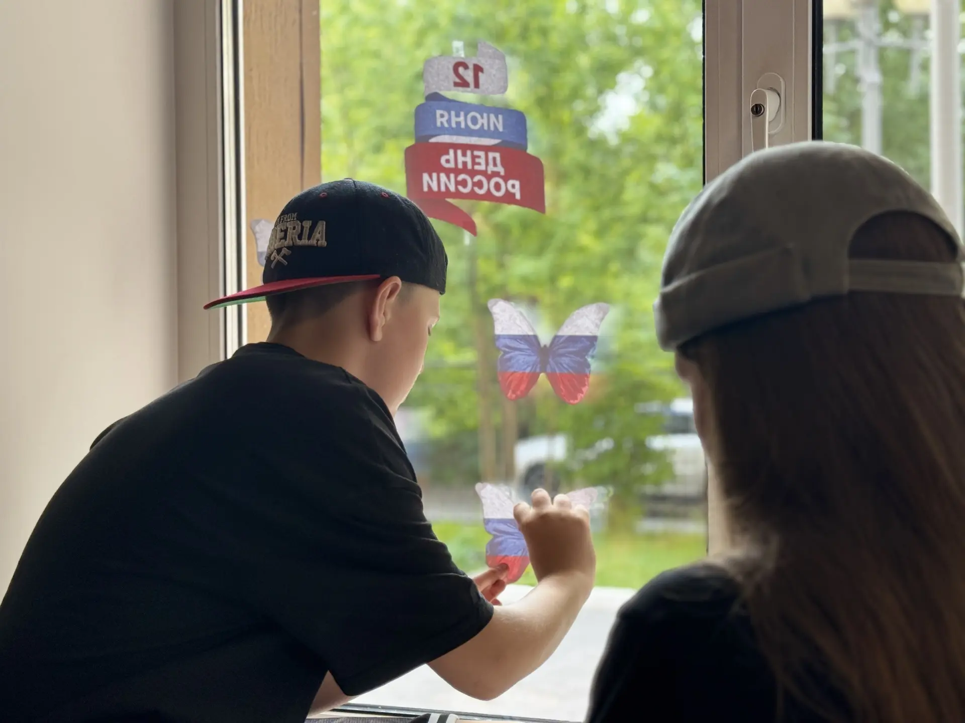 📸 Акция «Окна России»!

В преддверии праздника старший отряд пришкольного лагеря «Время первых: мис