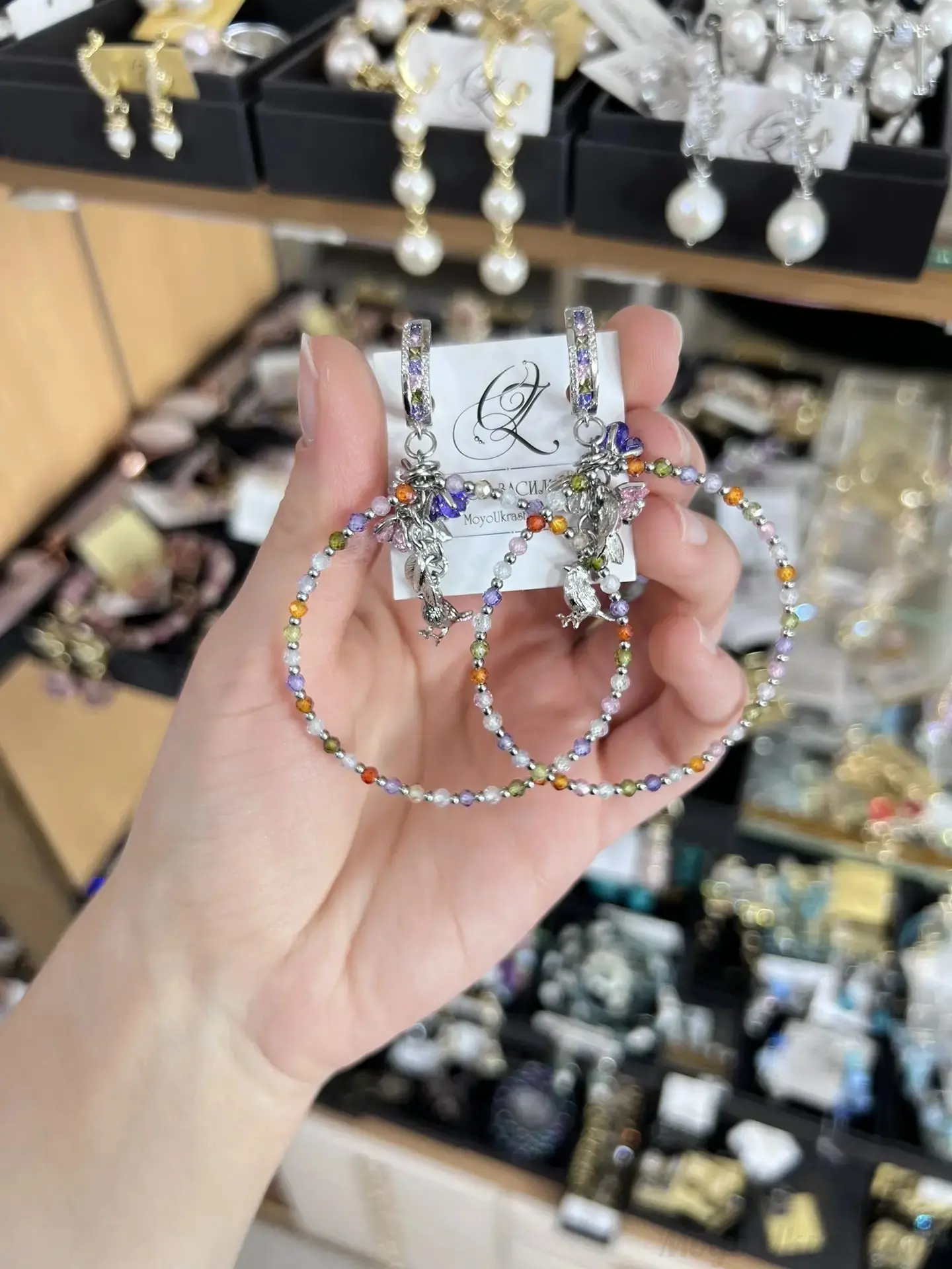 🌸 Серёжки, в которых хочется гулять по парку
⠀
«Весенние» — мои любимые конго с разноцветными цирко