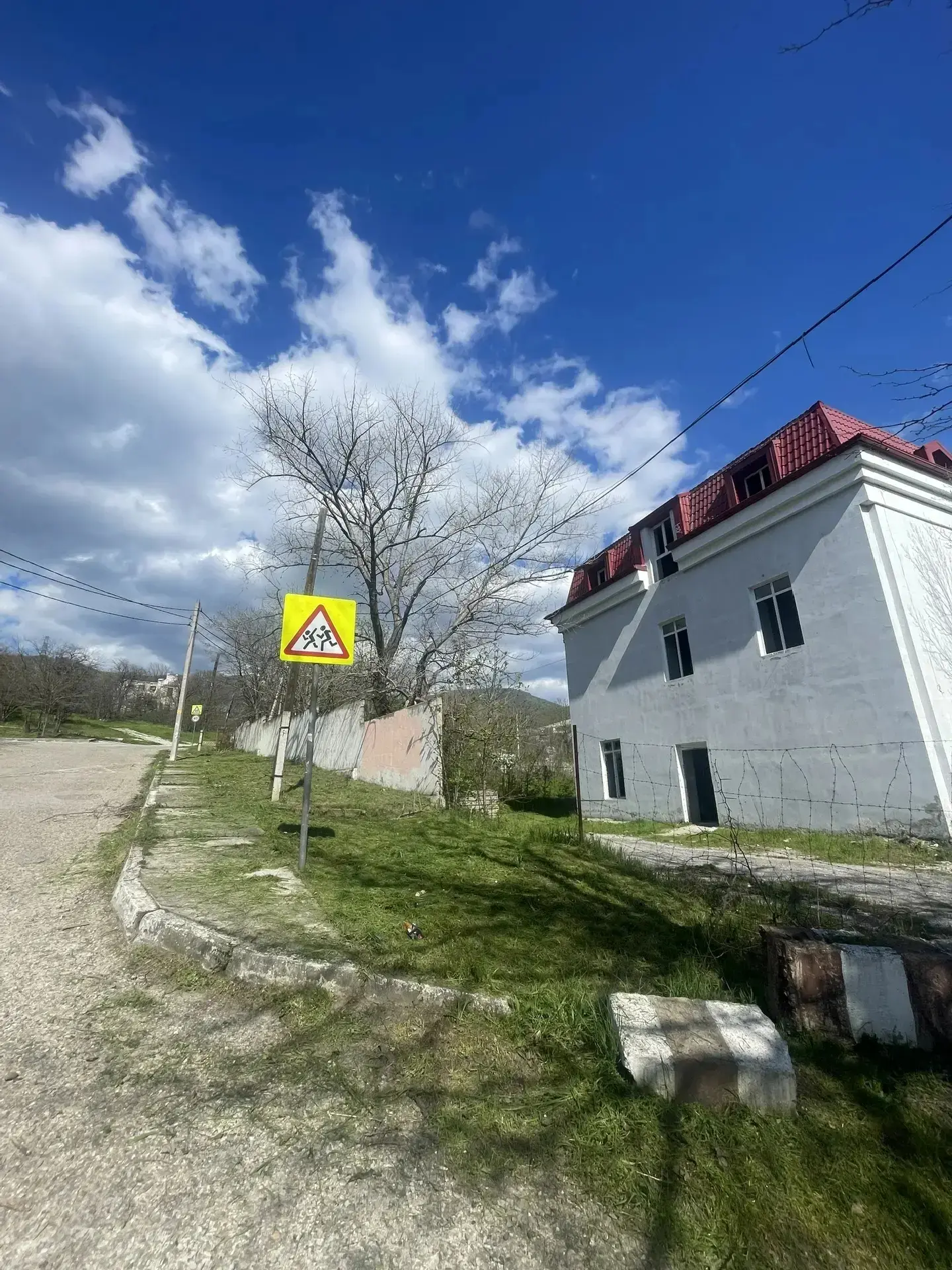 На территории Восточного района проводят работы по покосу сорной растительности.    *Для покоса испо